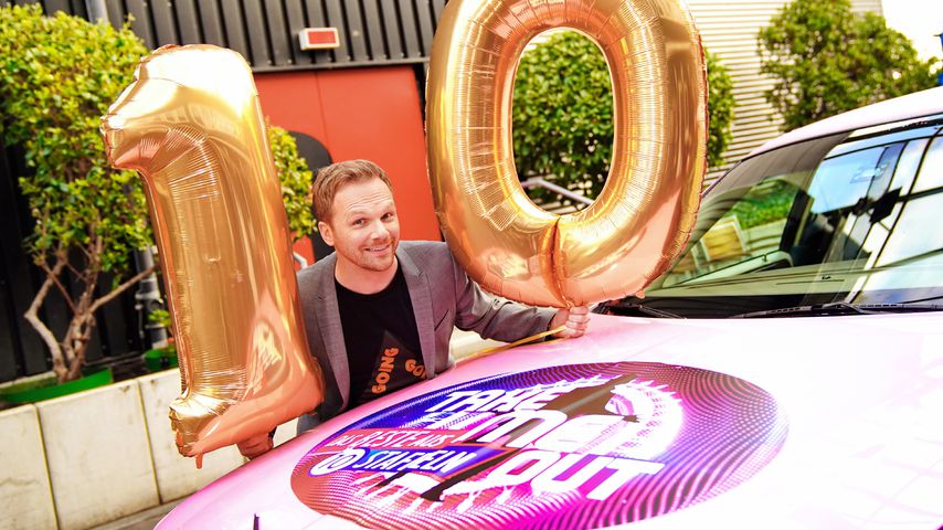 Ralf Schmitz an der Limousine für "Take Me Out - Das Beste aus 10 Staffeln"