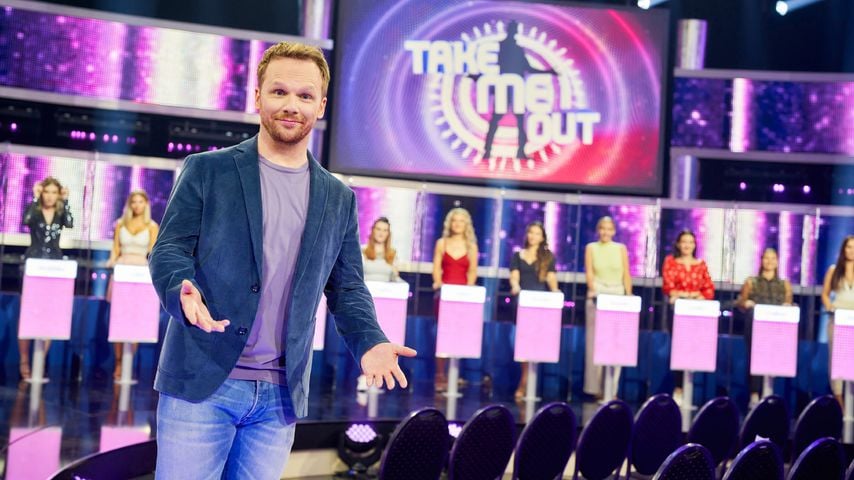 Ralf Schmitz vor den "Take Me Out"-Kandidatinnen