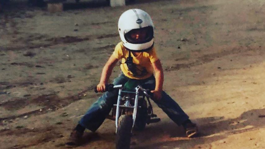 Welcher berühmte deutsche Ex-Rennfahrer gibt hier Gas?