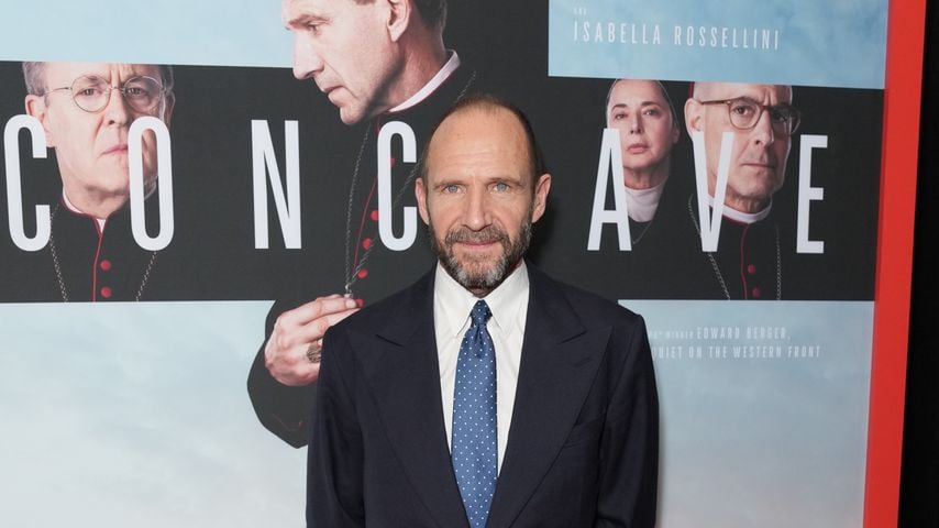 Ralph Fiennes posiert bei der New York Premiere von "Konklave" im Oktber 2024