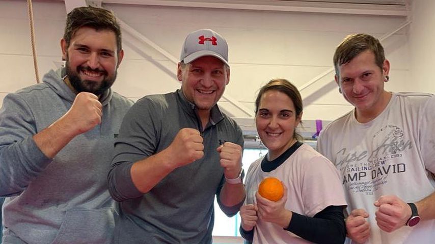 Ramin Abtin posiert mit den "The Biggest Loser"-Kandidaten Tülay, Sascha und Anthony
