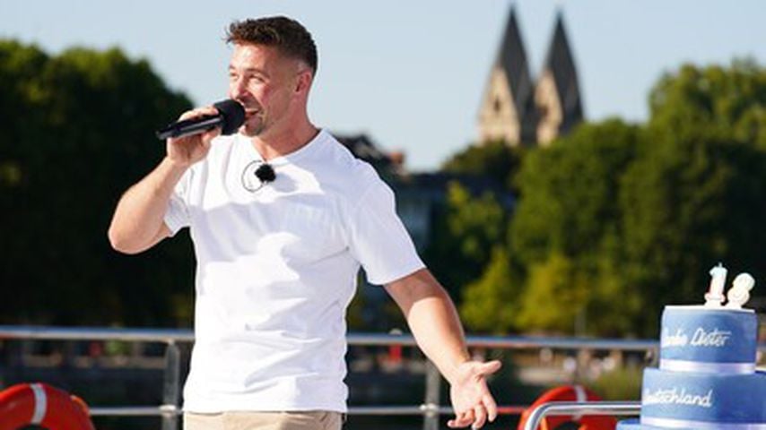 Show-Gewinner Ramon Roselly mit der DSDS-Geburtstagstorte