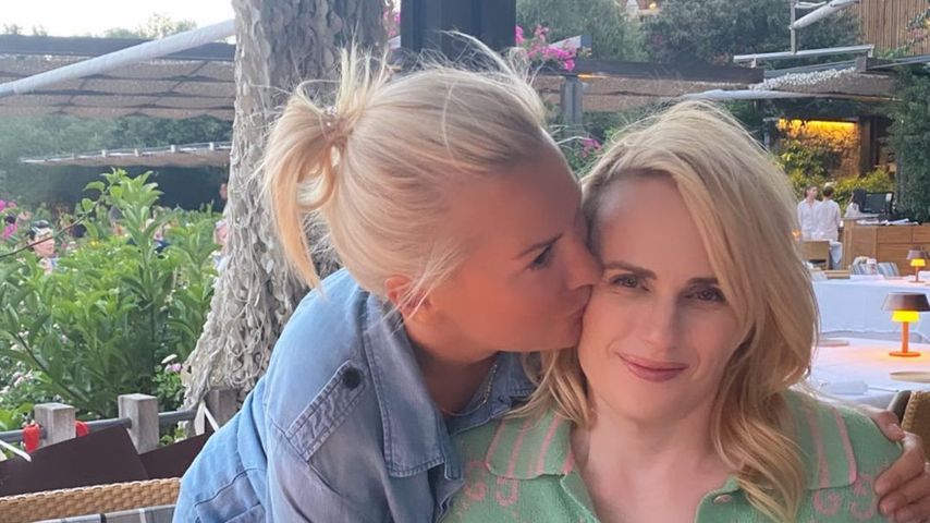 Supersüß! Rebel Wilson und Freundin Ramona turteln im Urlaub