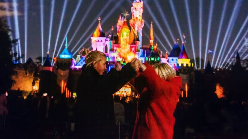 Ramona Agruma und Rebel Wilson im Disneyland, 2023