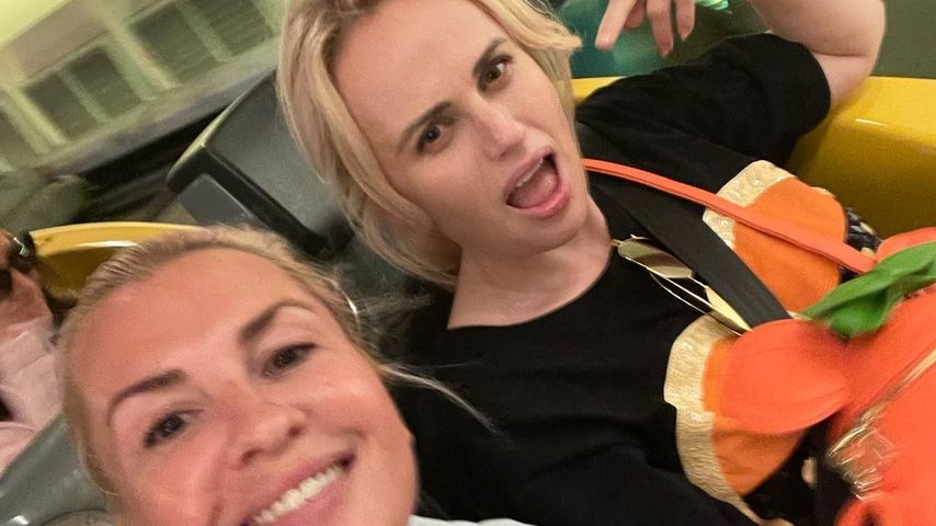 Ramona Agruma und Rebel Wilson im Disneyland