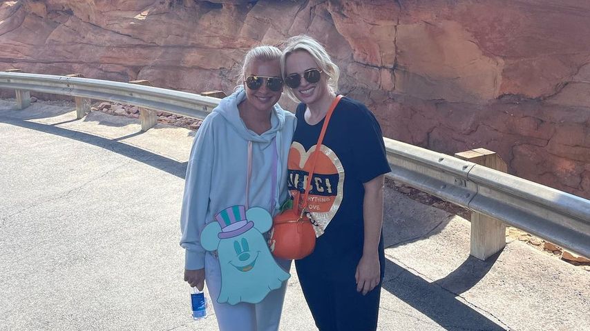 Ramona Agruma und Rebel Wilson in Anaheim