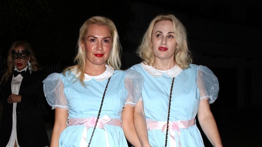 Ramona Agruma und Rebel Wilson im Oktober 2022