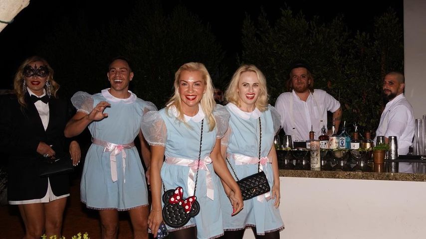 Ramona Agruma und Rebel Wilson an Halloween 2022