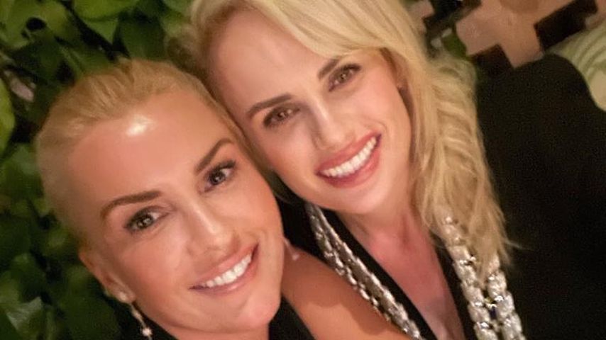 Ramona Agruma und Rebel Wilson im Juni 2022