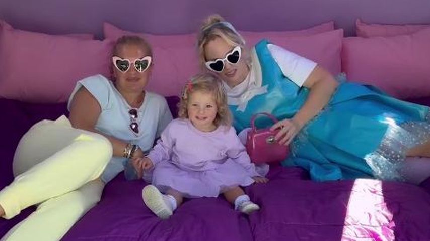 Ramona Agruma und Rebel Wilson mit ihrer Tochter Royce, September 2024