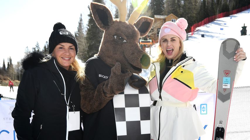 Ramona Agruma und Rebel Wilson im April 2022
