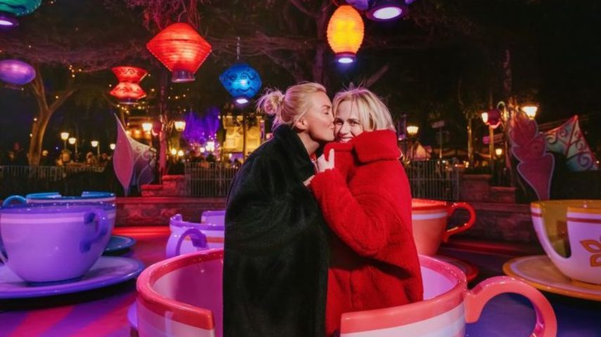Ramona Agruma und Rebel Wilson im Disneyland im Februar 2023