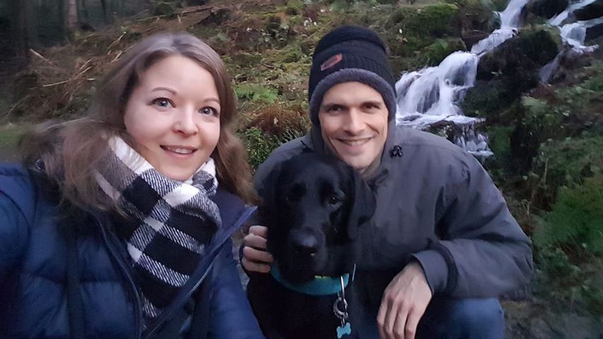 Ramona und Stephan von "Hochzeit auf den ersten Blick" mit ihrem Hund, Dezember 2019
