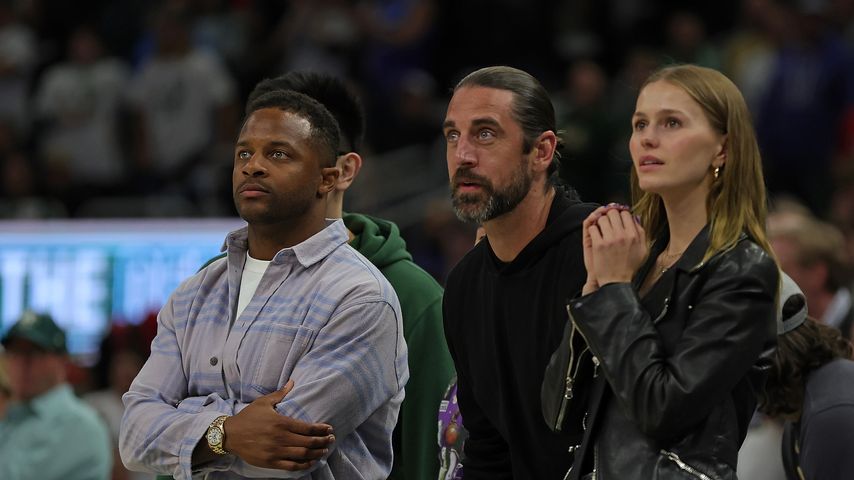 Andere Frau: Aaron Rodgers ohne Shailene bei Basketballspiel