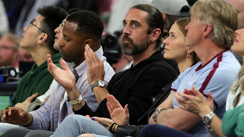 Randall Cobb, Aaron Rodgers und Mallory Edens im Publikum bei einem Basketballspiel, April 2022