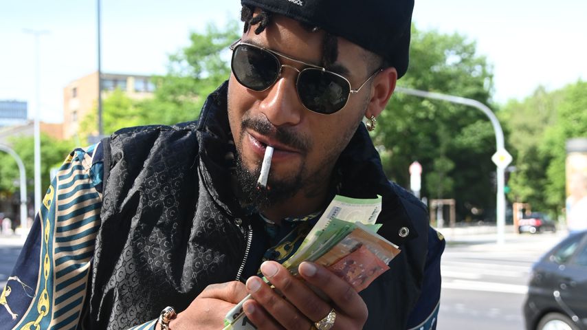 Rapper Maxwell mit Kippe und Bargeld