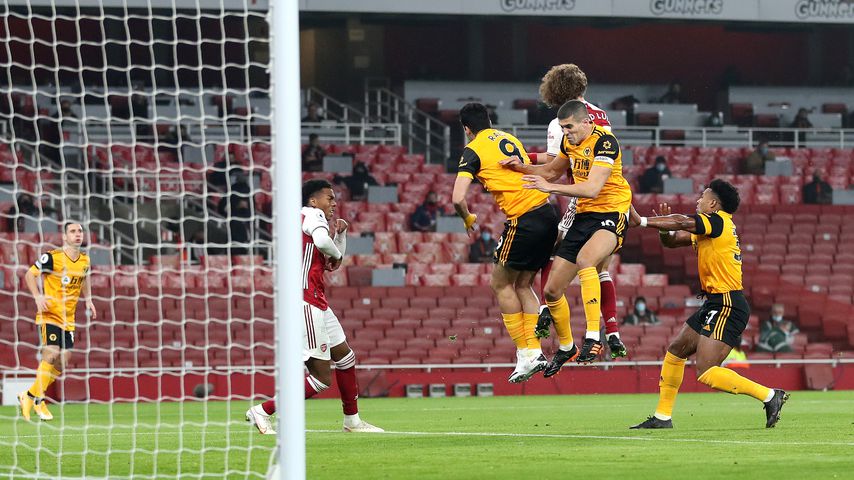 Raul Jimenez und Conor Coady kollidieren mit David Luiz, Premier League-Spiels November 2020