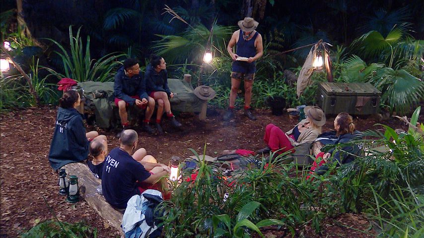 Raúl Richter mit den Campbewohnern bei "Ich bin ein Star – Holt mich hier raus!"