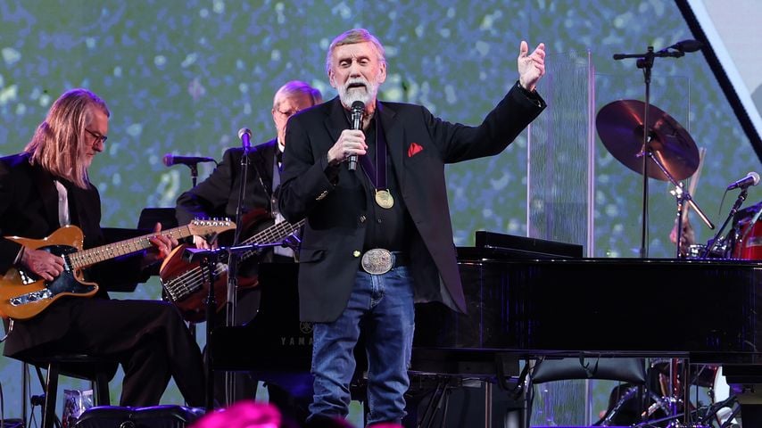 Beim Sturz: Sänger Ray Stevens hat sich das Genick gebrochen