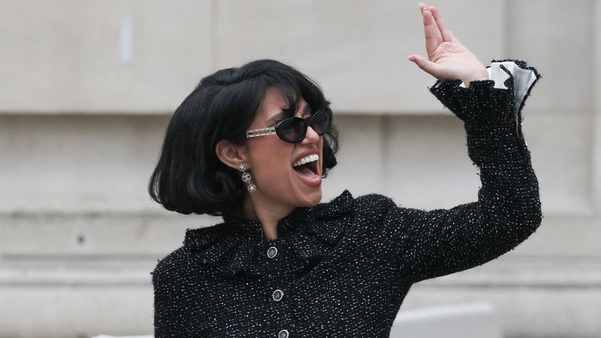 Sängerin Raye im März 2025 bei der Paris Fashion Week