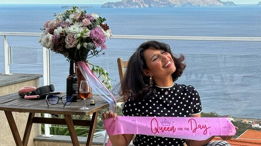 Sängerin Raye an ihrem Geburtstag, 2024