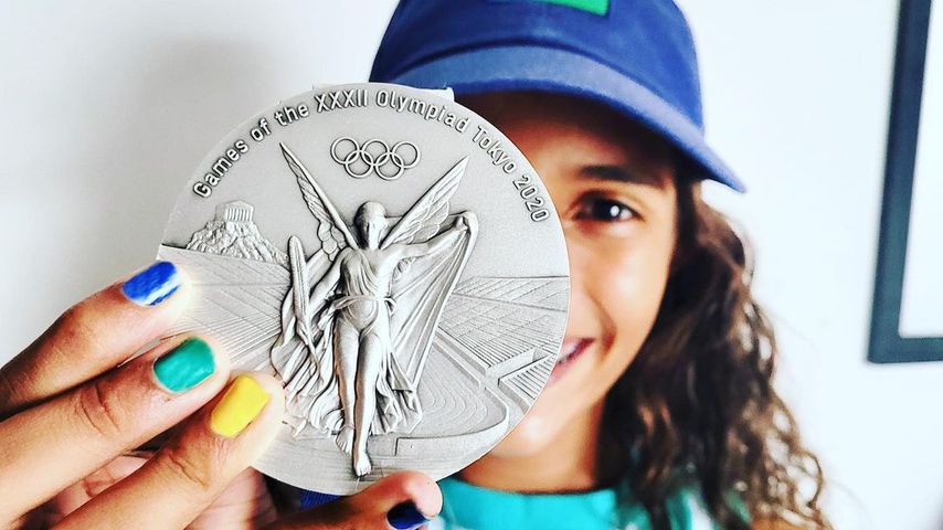 Rayssa Leal mit ihrer olympischen Silbermedaille