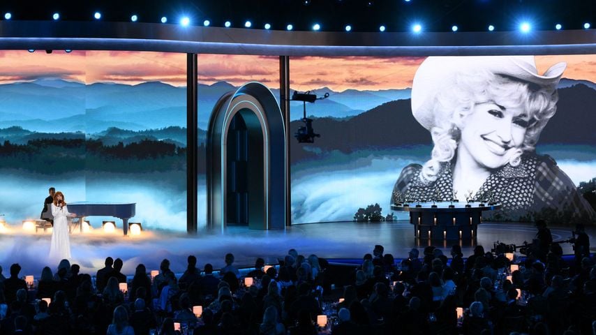 Reba McEntire und Sally Field ehren Dolly Parton bei Emmys