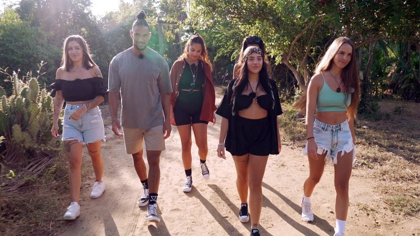 Rebecca, David, Xenia, Yolanda, Leyla und Lisa beim Bachelor 2023