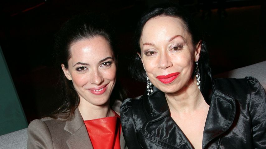 Rebecca Hall trauert: Ihre Mutter Maria Ewing ist verstorben