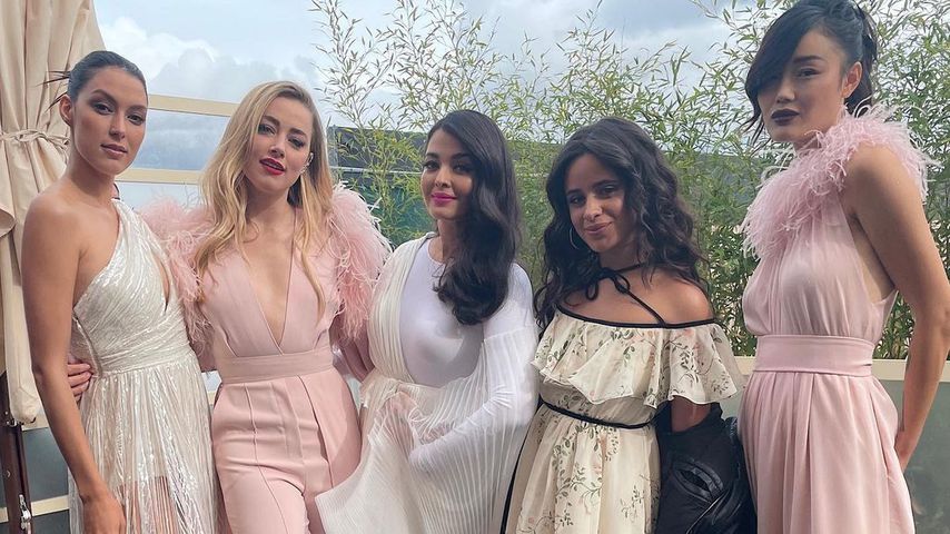 Rebecca Mir, Amber Heard, Aishwarya Rai Bachchan, Camila Cabello und ein weiteres Model posieren