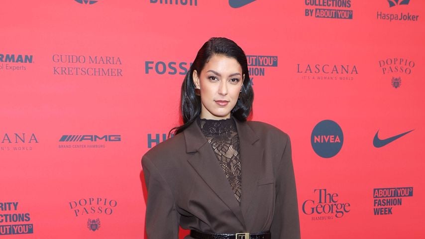 Krawatte: Auf diesen Look setzt Rebecca Mir bei "Exclusiv"