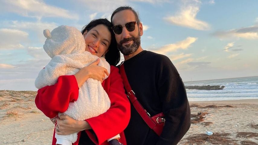 Rebecca Mir, Massimo Sinató  mit ihrem kleinen Kind im Mai 2022