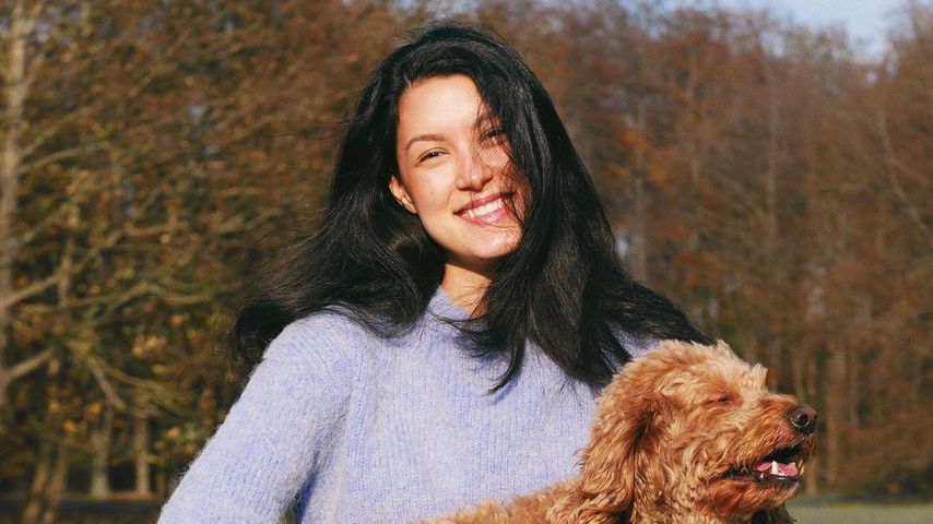 Rebecca Mir mit ihrem Hund Macchia