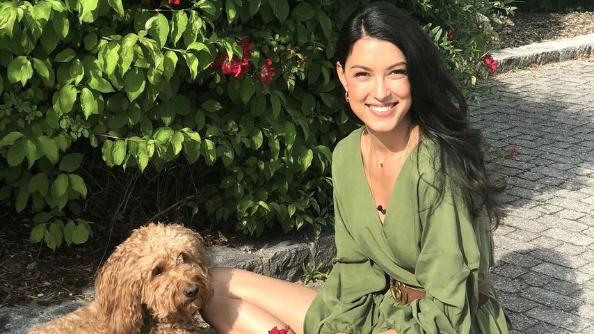 Rebecca Mir mit ihrem Hund Macchia