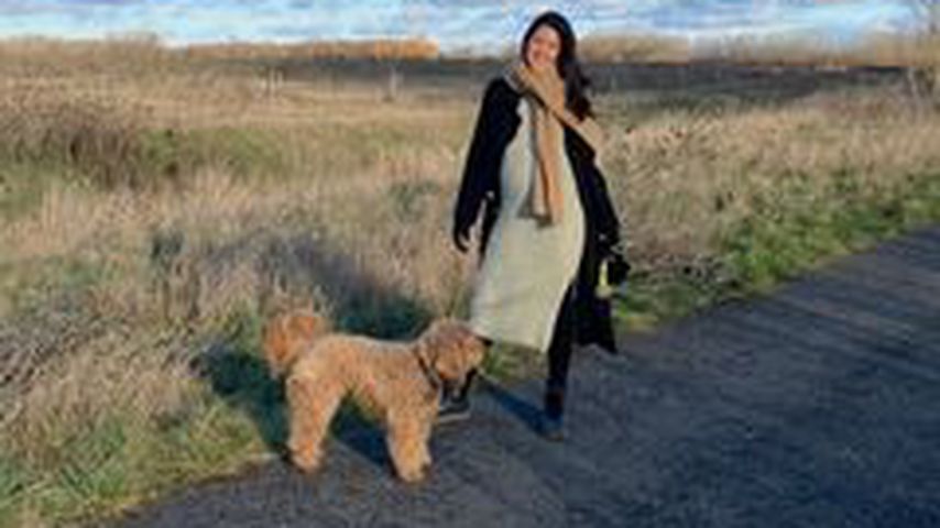 Rebecca Mir mit ihrem Hund Macchia