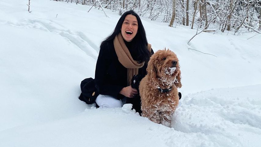 Rebecca Mir mit ihrem Hund Macchia in Bayern im Januar 2021