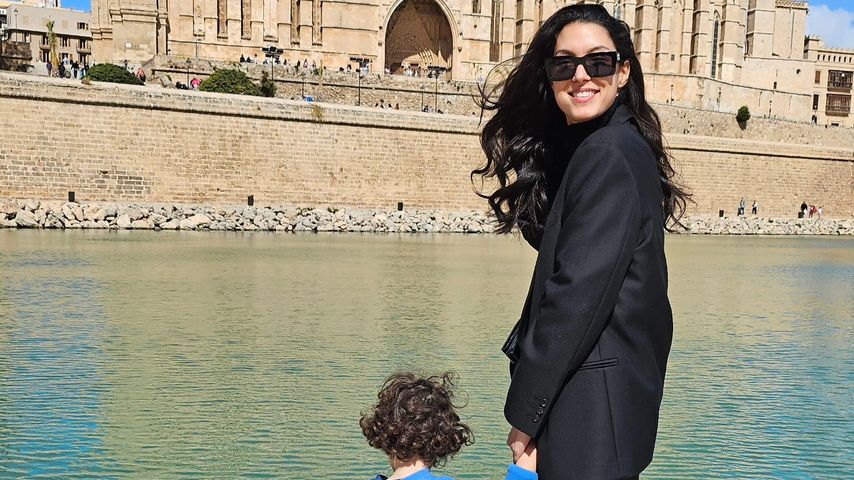 Rebecca Mir mit ihrem Sohn, April 2024