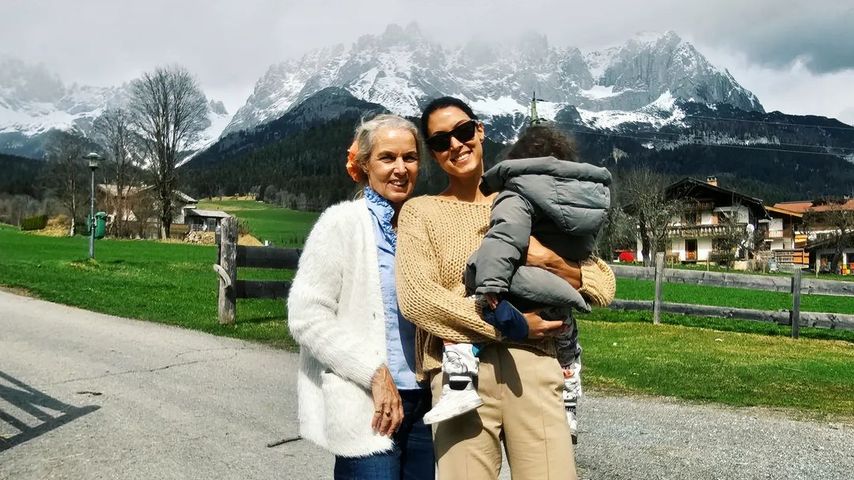 Süßer Schnappschuss: Rebecca Mir auf einem Familienausflug