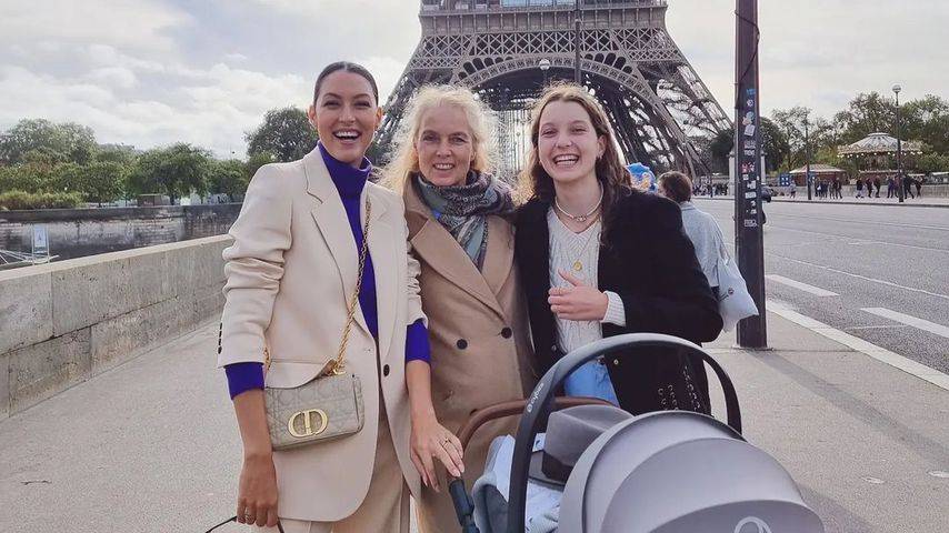 Rebecca Mir mit ihrer Mutter Mareike und ihrer Schwester Helena Sophia, Oktober 2021