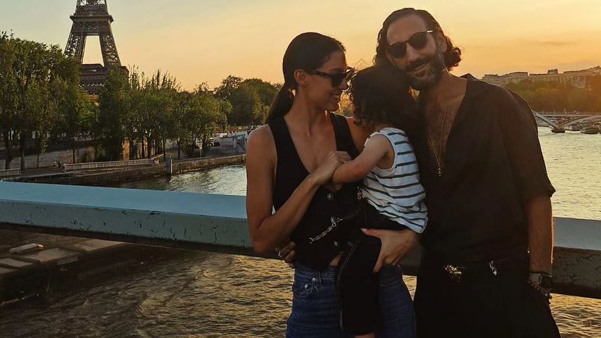 Rebecca Mir mit Massimo Sinató und ihrem Sohn in Paris