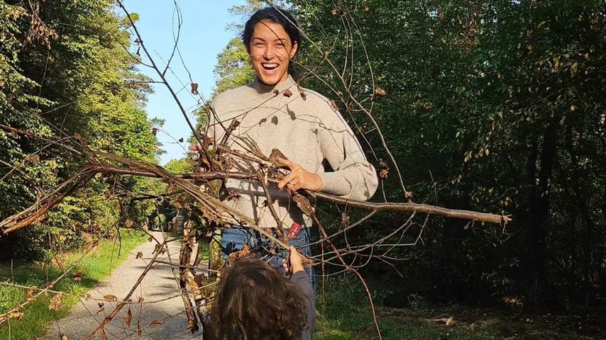Herbstspaziergang: Rebecca Mir ist mit Söhnchen unterwegs