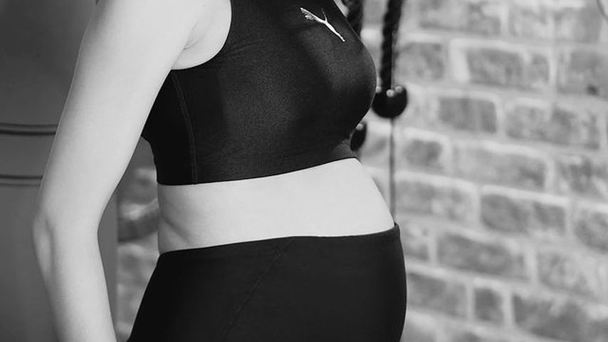 Rebecca Mir zeigt ihren Babybauch