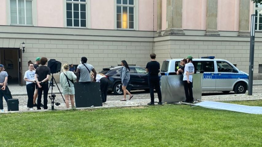 Polizei unterbricht Rebecca Mirs Fotoshooting