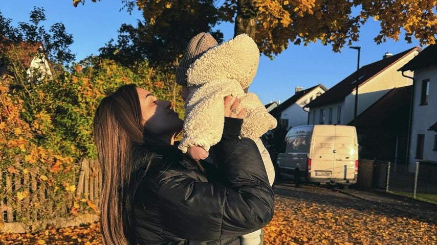 Rebecca Ries mit ihrem Sohn, 2025