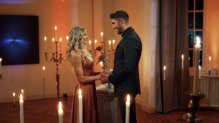 Rebecca und Dennis halten im "Die Bachelors"-Finale" , 2024
