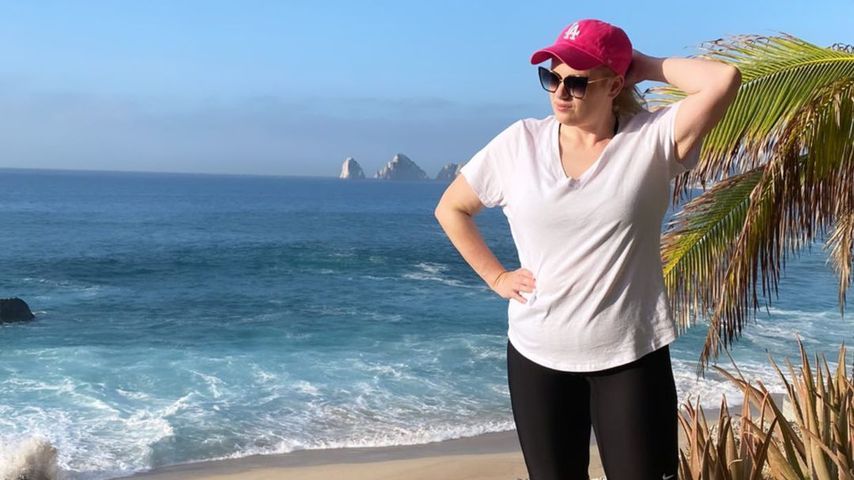 Rebel Wilson an einem Strand in Mexiko