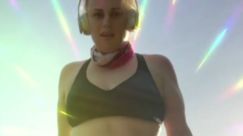 Bauchfrei! Erschlankte Rebel Wilson posiert im Sport-BH