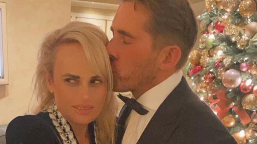 Süß: Rebel Wilson und Hugh Sheridan turteln auf Xmas-Party