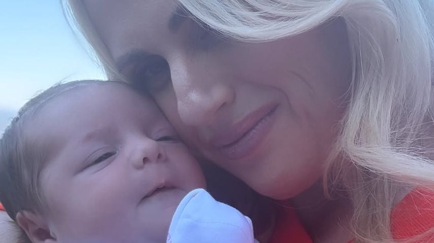 Neue Fotos: Rebel Wilsons Baby Rose in Teddybärstrampler