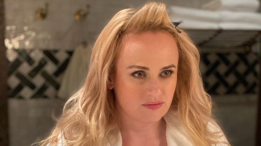 Erschlankte Rebel Wilson begeistert ihre Fans im Bademantel